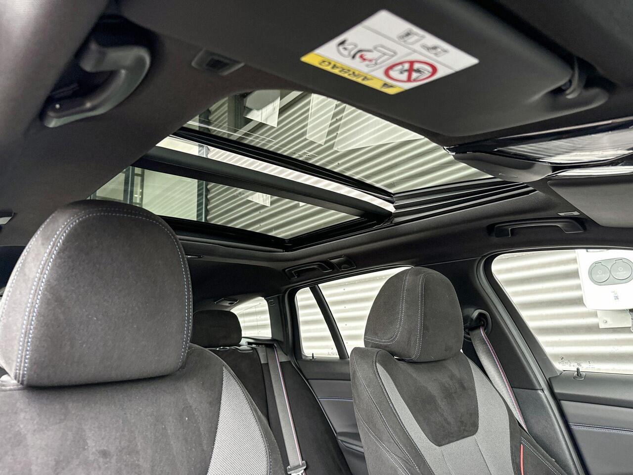 BMW 3-SERIE Touring 330e M Sportpakket Pro / Innovation Pack / Comfort Pack / Panoramadak / Trekhaak / Selections