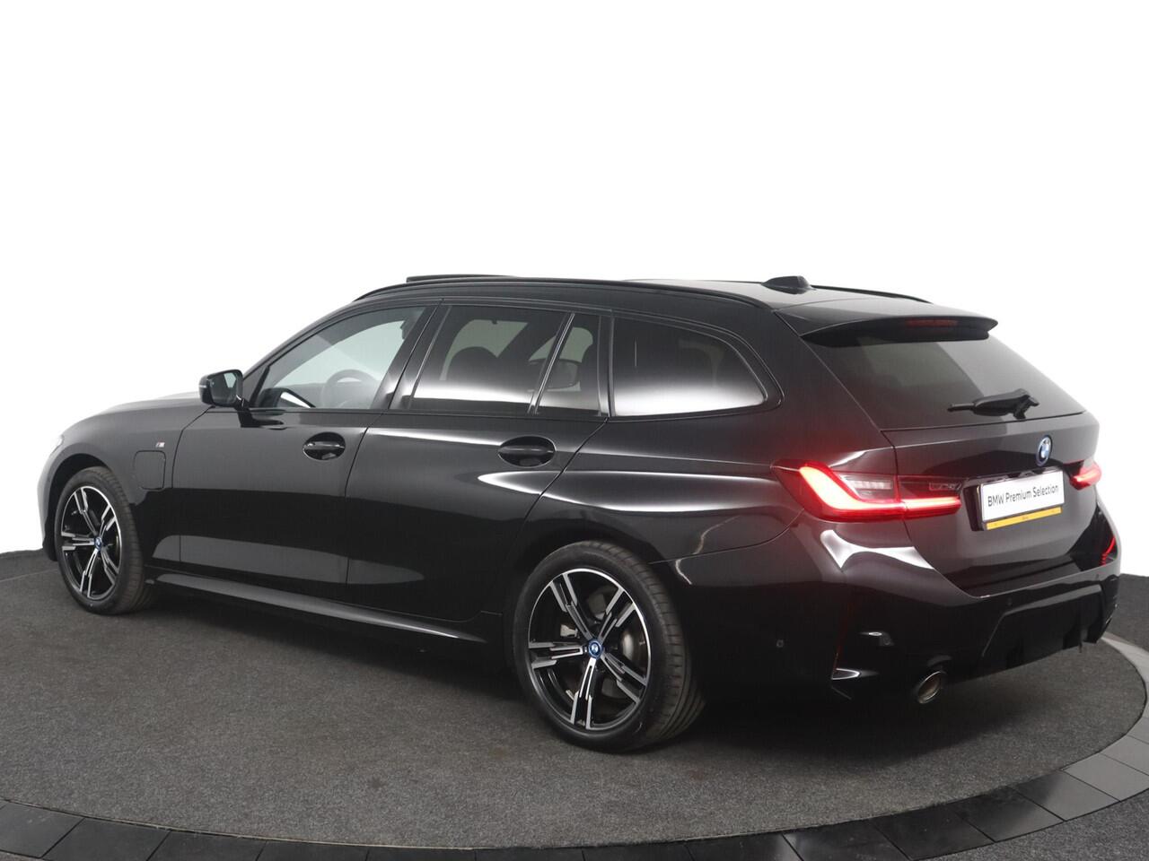 BMW 3-SERIE Touring 330e M-Sportpakket | Glazen Panoramadak | Stuur- en stoelverwarming | Harman Kardon | Comfort Access | Elektrisch verstelbare stoelen | Active Cruise Control