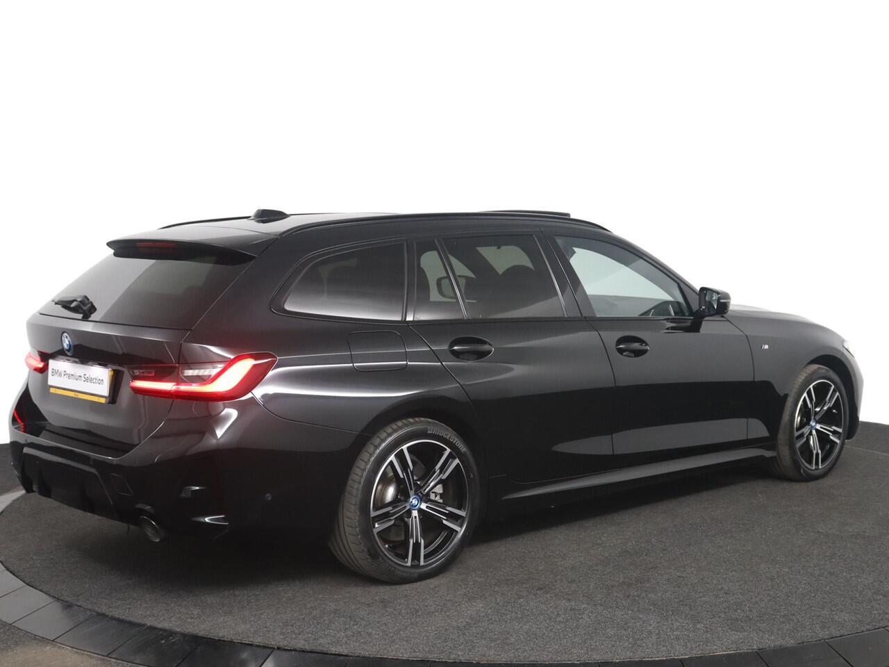 BMW 3-SERIE Touring 330e M-Sportpakket | Glazen Panoramadak | Stuur- en stoelverwarming | Harman Kardon | Comfort Access | Elektrisch verstelbare stoelen | Active Cruise Control