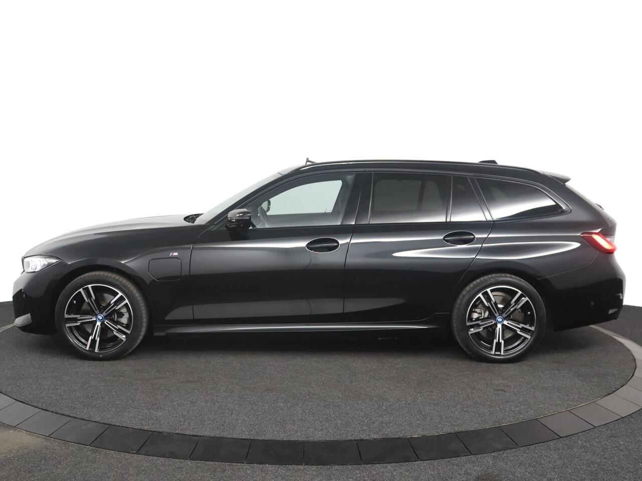 BMW 3-SERIE Touring 330e M-Sportpakket | Glazen Panoramadak | Stuur- en stoelverwarming | Harman Kardon | Comfort Access | Elektrisch verstelbare stoelen | Active Cruise Control