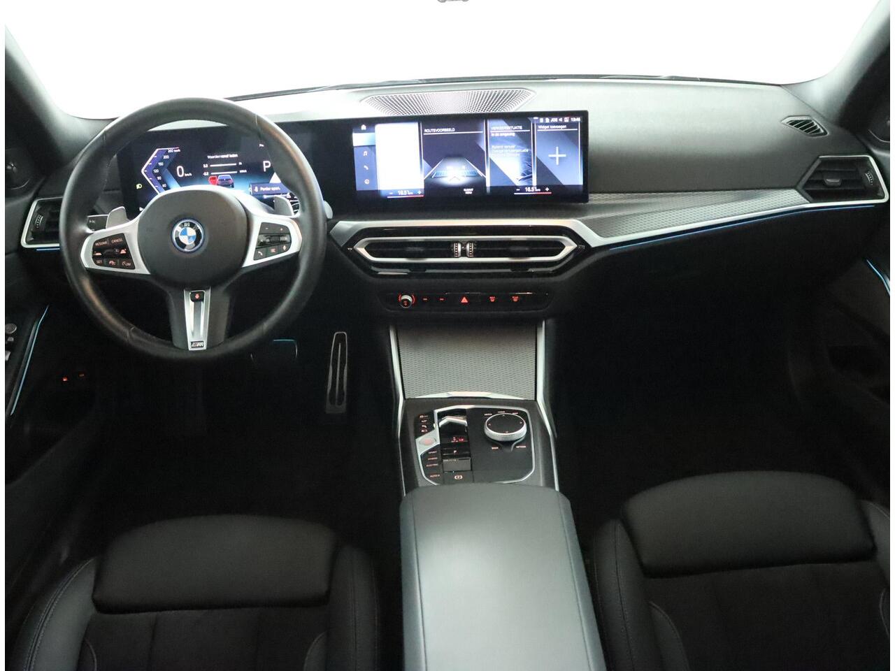 BMW 3-SERIE Touring 330e M-Sportpakket | Glazen Panoramadak | Stuur- en stoelverwarming | Harman Kardon | Comfort Access | Elektrisch verstelbare stoelen | Active Cruise Control