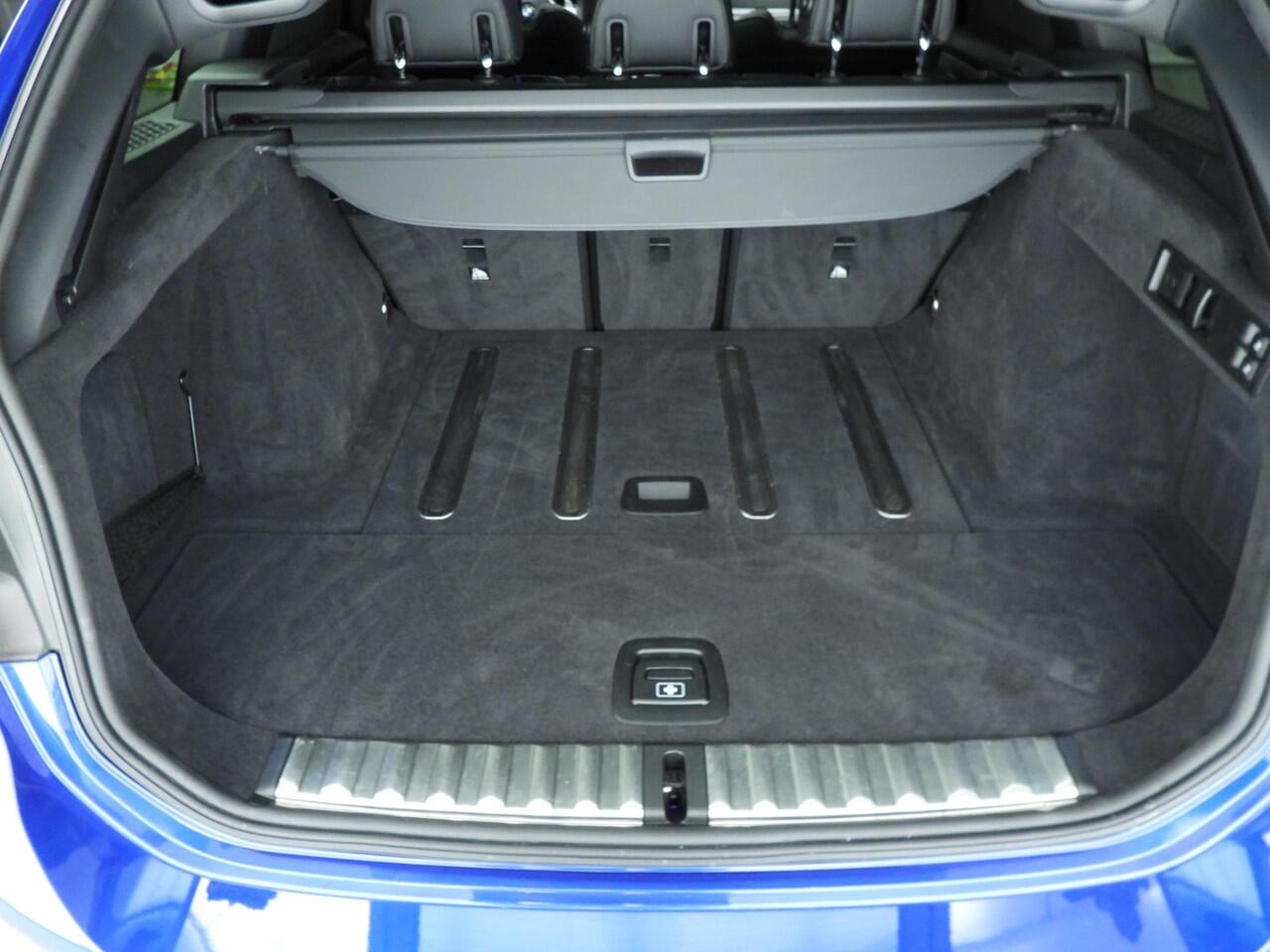 BMW 3-SERIE Touring 320i | M-Sportpakket | LED | Leder | HUD | Schuifdak | Sportstoelen | DAB | Harman-kardon sound | Alu 18 inch