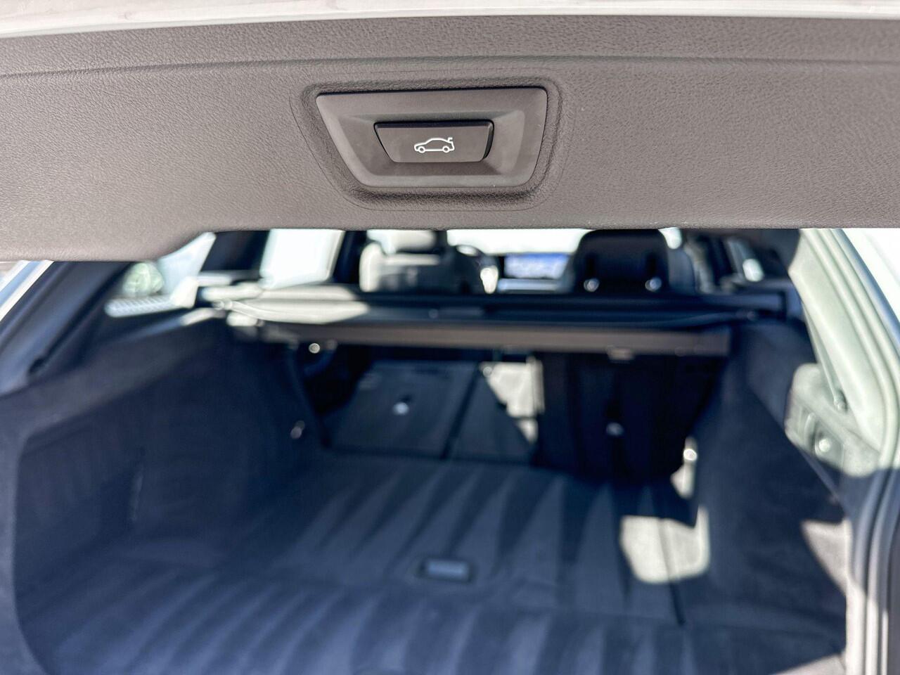 BMW 3-SERIE Touring 318i M-Sport 18 Inch / Electrische Zwenkhaak / Binnen & Buitenspiegel Automatisch Dimmend / Stoelverwarming