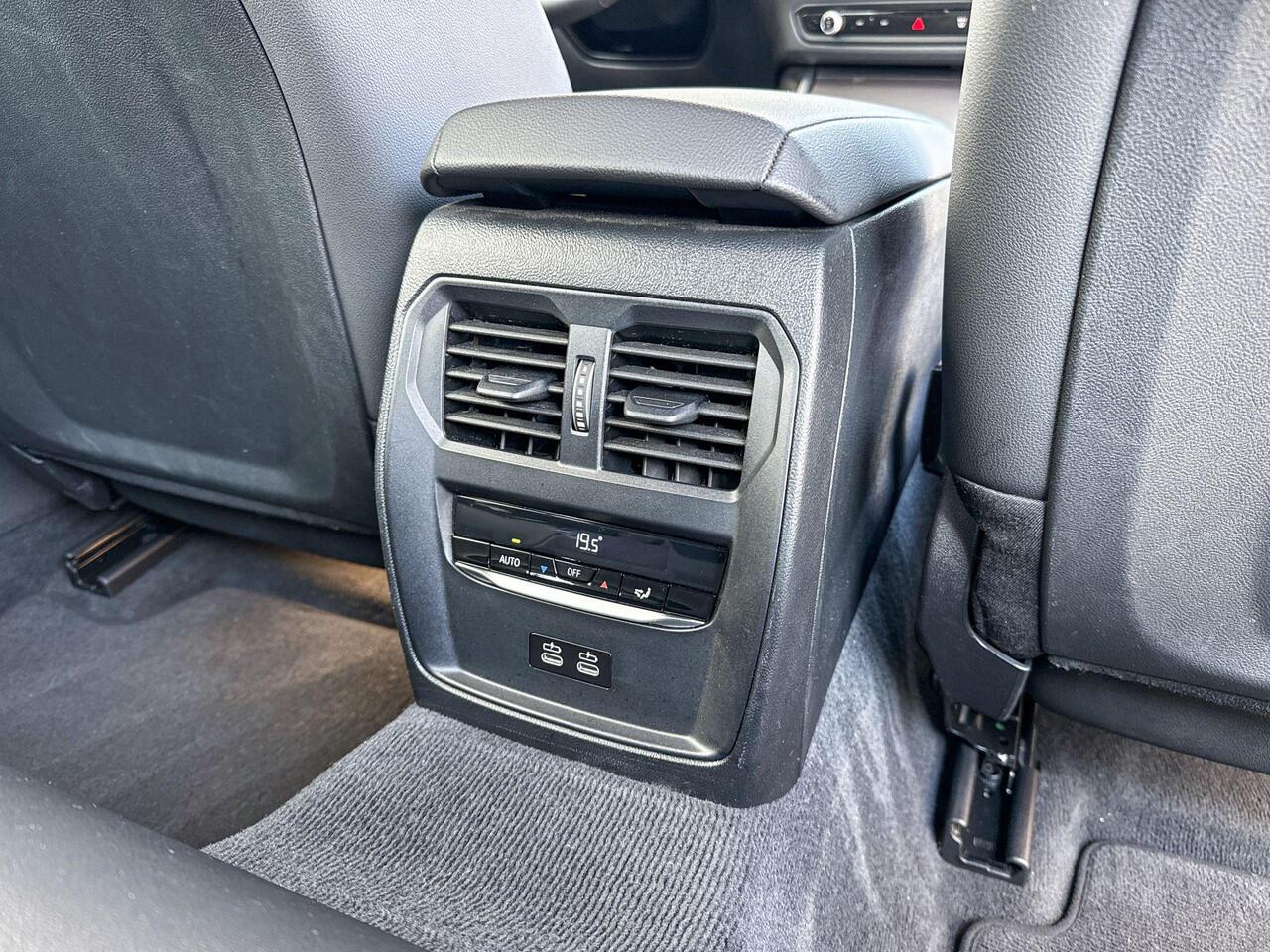 BMW 3-SERIE Touring 318i M-Sport 18 Inch / Electrische Zwenkhaak / Binnen & Buitenspiegel Automatisch Dimmend / Stoelverwarming