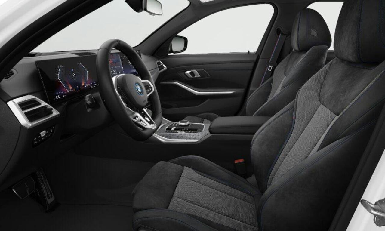 BMW 3-SERIE Touring 330e Long Range - M Sport Pro - Trekhaak - Panoramadak - Parking/Driving Assistant - Elektrisch verstelbare/verwarmde stoelen - Hifi - Comfort Access
