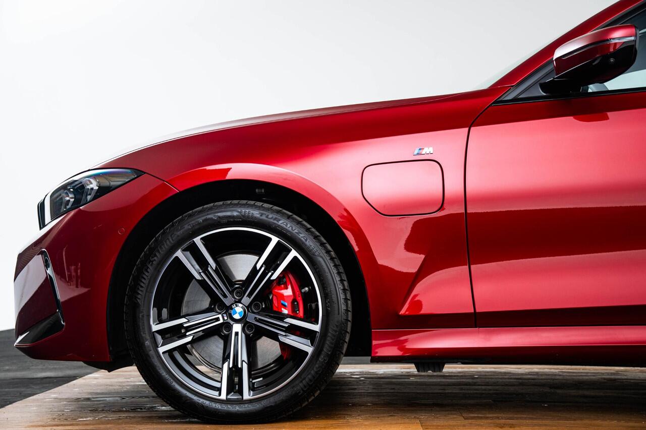 BMW 3-SERIE Touring 330e Long Range - M Sport Pro - Trekhaak - Panoramadak - Elektrisch verstelbare/verwarmde stoelen - Driving Assistant Professional - Harman Kardon - Getinte Ruiten - Comfort Access - Stuurwielrand verwarmd -