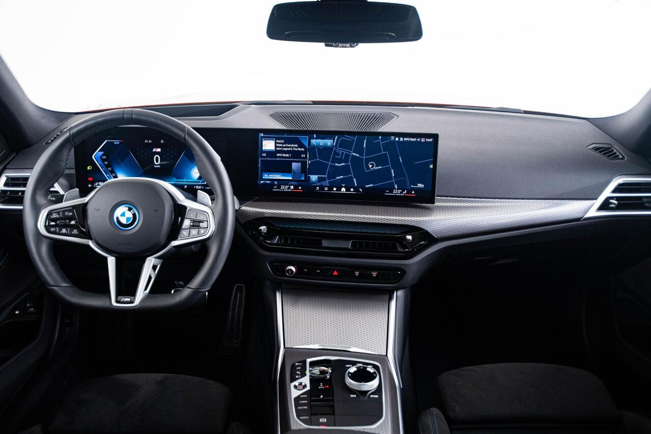 BMW 3-SERIE Touring 330e Long Range - M Sport Pro - Trekhaak - Panoramadak - Elektrisch verstelbare/verwarmde stoelen - Driving Assistant Professional - Harman Kardon - Getinte Ruiten - Comfort Access - Stuurwielrand verwarmd -