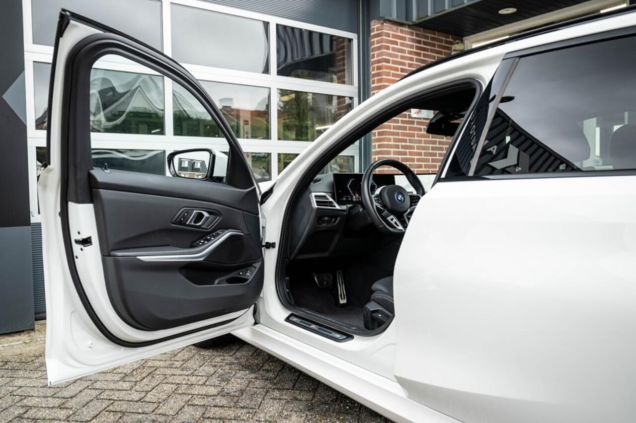 BMW 3-SERIE 330e xDrive M Sport LCI | Facelift | Shadow | Trekhaak | Widescreen | Hifi | Camera | 18' inch |