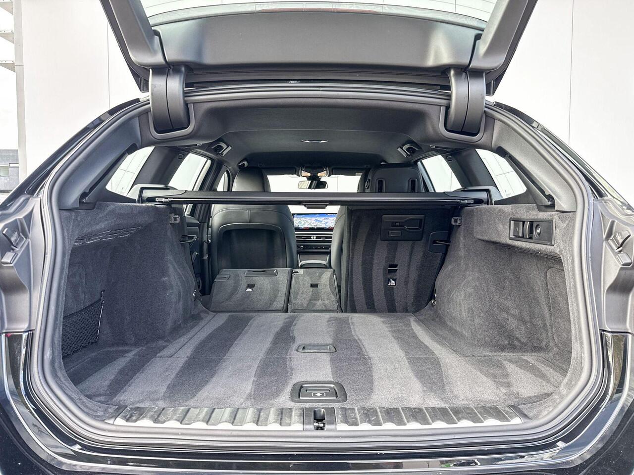 BMW 3-SERIE Touring 318i Trekhaak / M Sport / Stoelverwarming / 18 Inch / Dimmende Binnen & Buitenspiegel / Electrische Zwenkhaak /