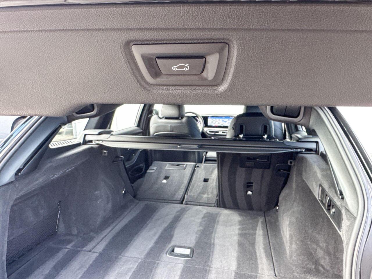 BMW 3-SERIE Touring 318i Trekhaak / M Sport / Stoelverwarming / 18 Inch / Dimmende Binnen & Buitenspiegel / Electrische Zwenkhaak /