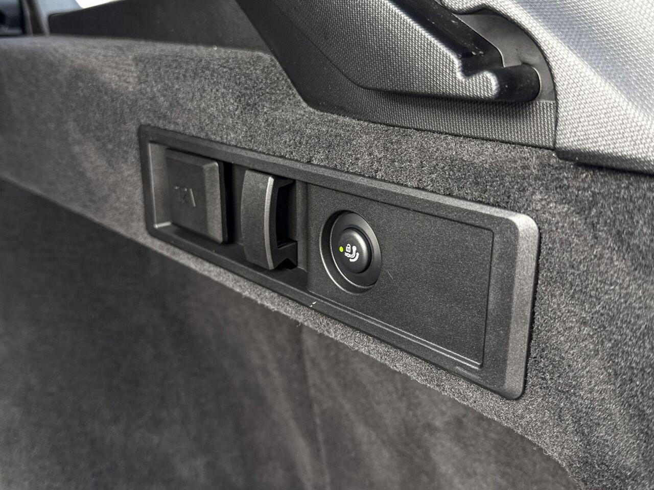 BMW 3-SERIE Touring 318i Trekhaak / M Sport / Stoelverwarming / 18 Inch / Dimmende Binnen & Buitenspiegel / Electrische Zwenkhaak /