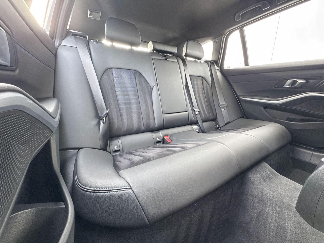 BMW 3-SERIE Touring 318i Trekhaak / M Sport / Stoelverwarming / 18 Inch / Dimmende Binnen & Buitenspiegel / Electrische Zwenkhaak /