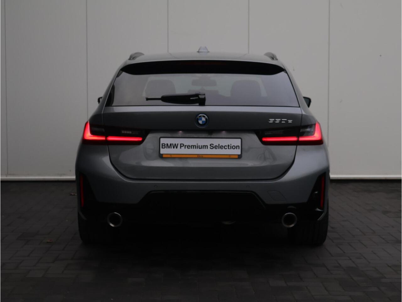 BMW 3-SERIE Touring 330e M-Sportpakket / Achteruitrijcamera / Extra Getint Glas / Trekhaak / Comfort Access / Stoelverwarming /