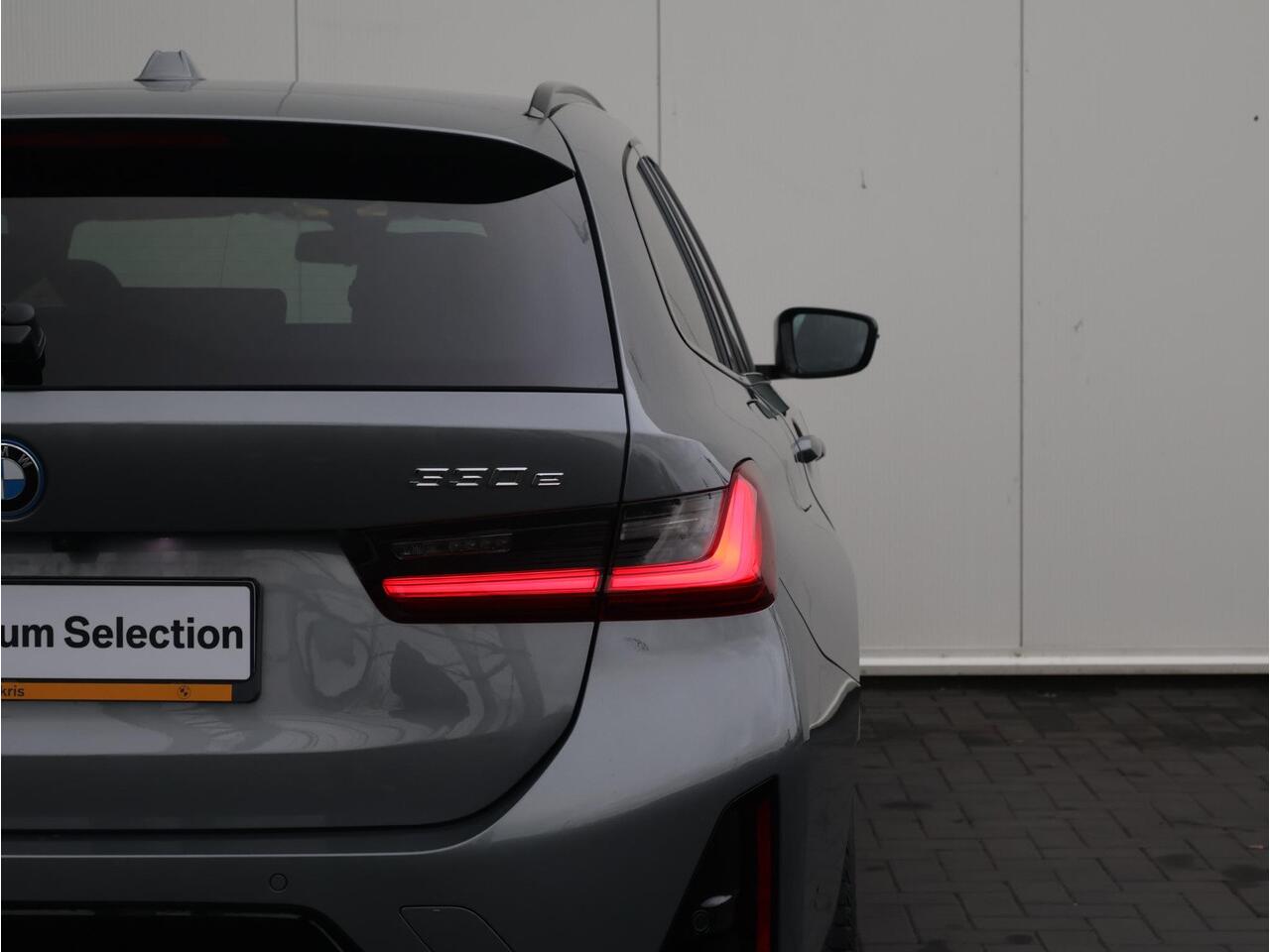 BMW 3-SERIE Touring 330e M-Sportpakket / Achteruitrijcamera / Extra Getint Glas / Trekhaak / Comfort Access / Stoelverwarming /