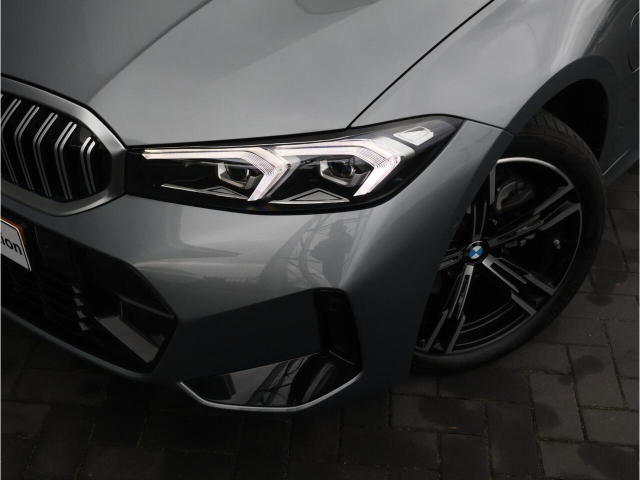 BMW 3-SERIE Touring 330e M-Sportpakket / Achteruitrijcamera / Extra Getint Glas / Trekhaak / Comfort Access / Stoelverwarming /