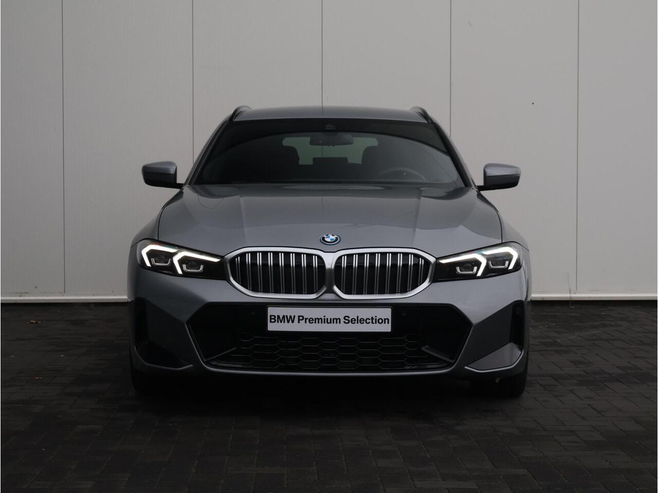 BMW 3-SERIE Touring 330e M-Sportpakket / Achteruitrijcamera / Extra Getint Glas / Trekhaak / Comfort Access / Stoelverwarming /