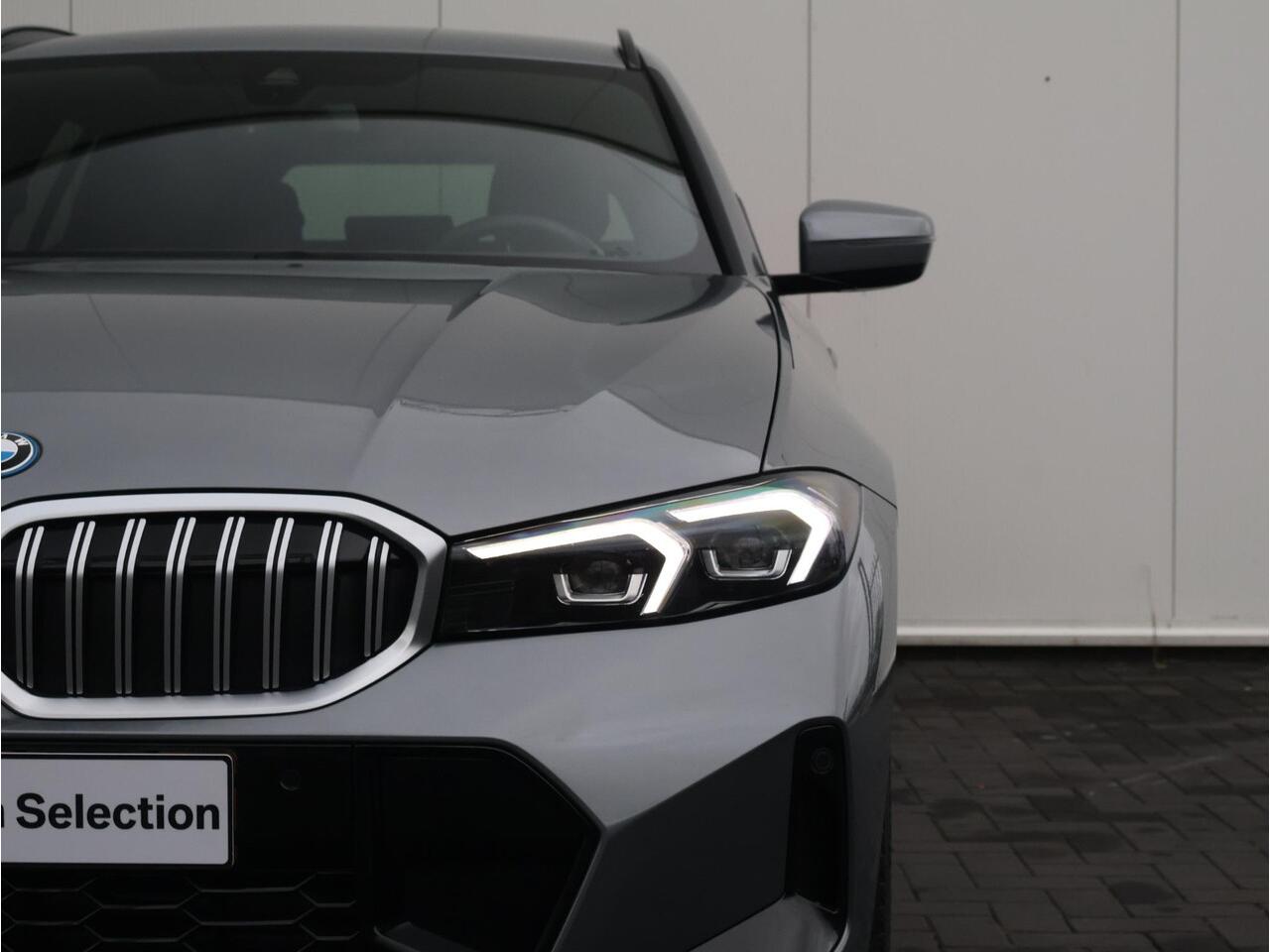 BMW 3-SERIE Touring 330e M-Sportpakket / Achteruitrijcamera / Extra Getint Glas / Trekhaak / Comfort Access / Stoelverwarming /