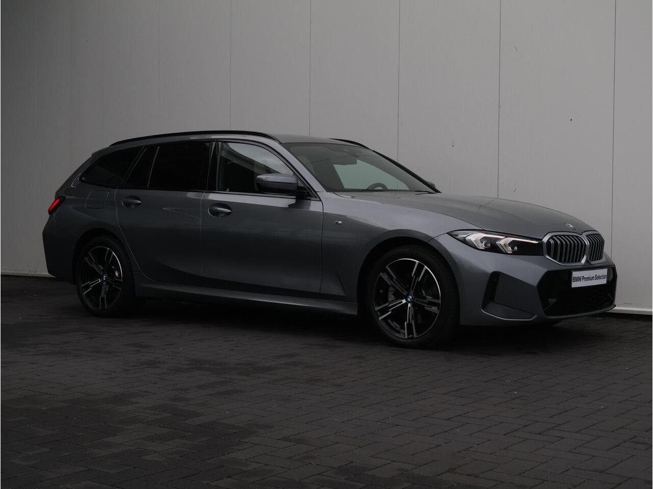 BMW 3-SERIE Touring 330e M-Sportpakket / Achteruitrijcamera / Extra Getint Glas / Trekhaak / Comfort Access / Stoelverwarming /