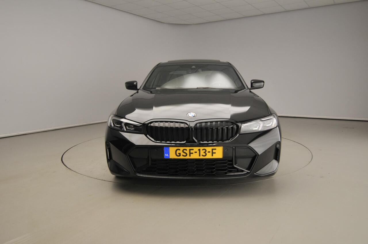BMW 3-SERIE Sedan 318i | M-Sportpakket | LED | Leder | HUD | Schuifdak | Elektr. zetels | DAB | Hifi speakers | Alu 19 inch