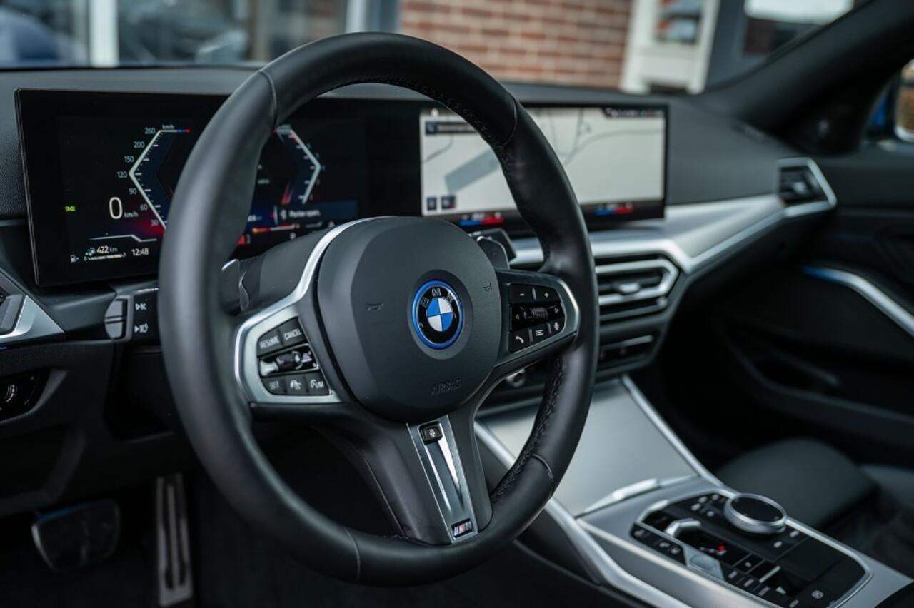 BMW 3-SERIE 330e xDrive M Sport | Shadow | Harman/Kardon | Keyless | Memory | Camera | Elek. trekhaak | ACC | 19' inch |