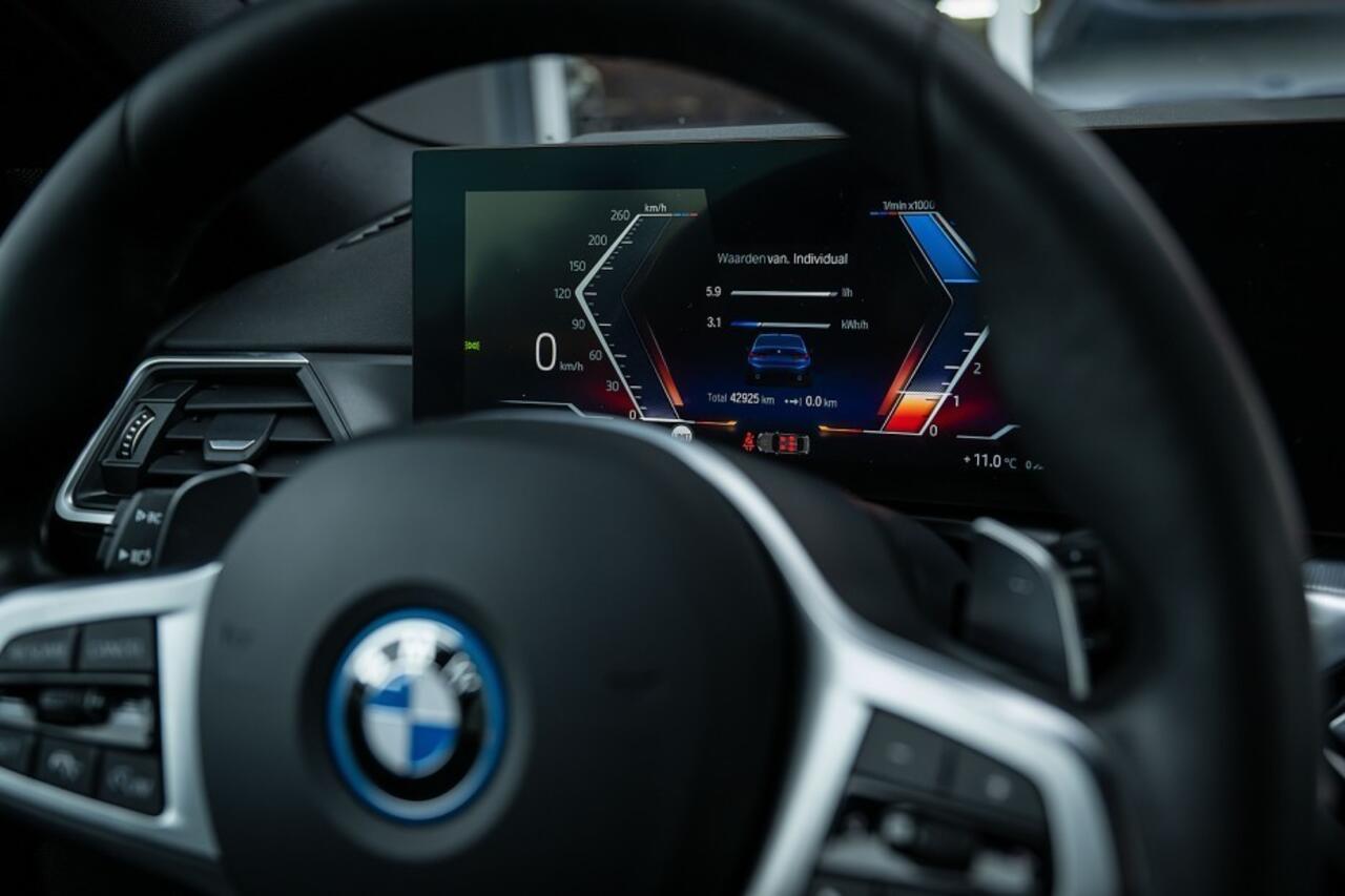 BMW 3-SERIE 330e xDrive M Sport | Shadow | Harman/Kardon | Keyless | Memory | Camera | Elek. trekhaak | ACC | 19' inch |