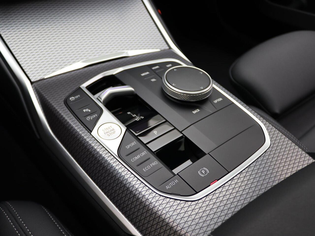 BMW 3-SERIE Touring 320i M Sportpakket Pro | HIFI | Schuifdak | Widescreen Display | 18"