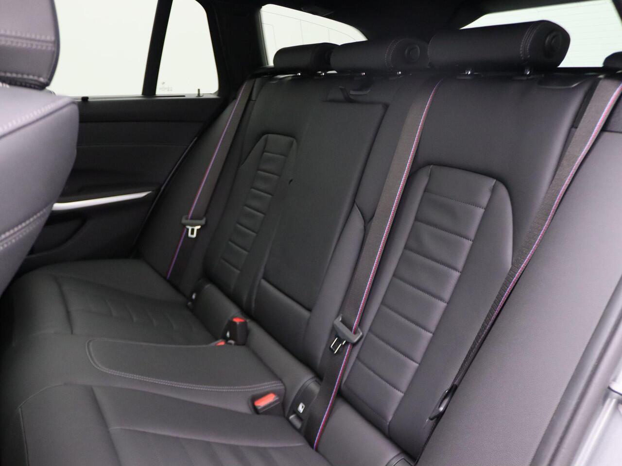 BMW 3-SERIE Touring 320i M Sportpakket Pro | HIFI | Schuifdak | Widescreen Display | 18"