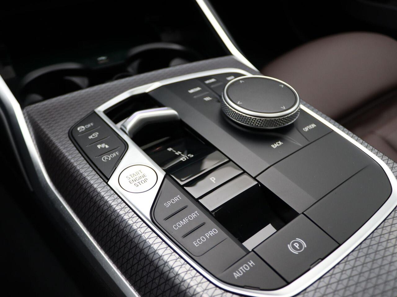 BMW 3-SERIE Touring 318i M Sportpakket Pro | Innovation Pack | Panoramadak | Elek. Stoelen | HIFI | 18"