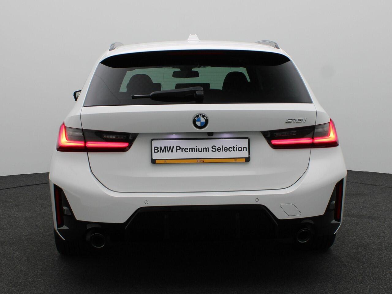 BMW 3-SERIE Touring 318i M Sportpakket Pro | Innovation Pack | Panoramadak | Elek. Stoelen | HIFI | 18"