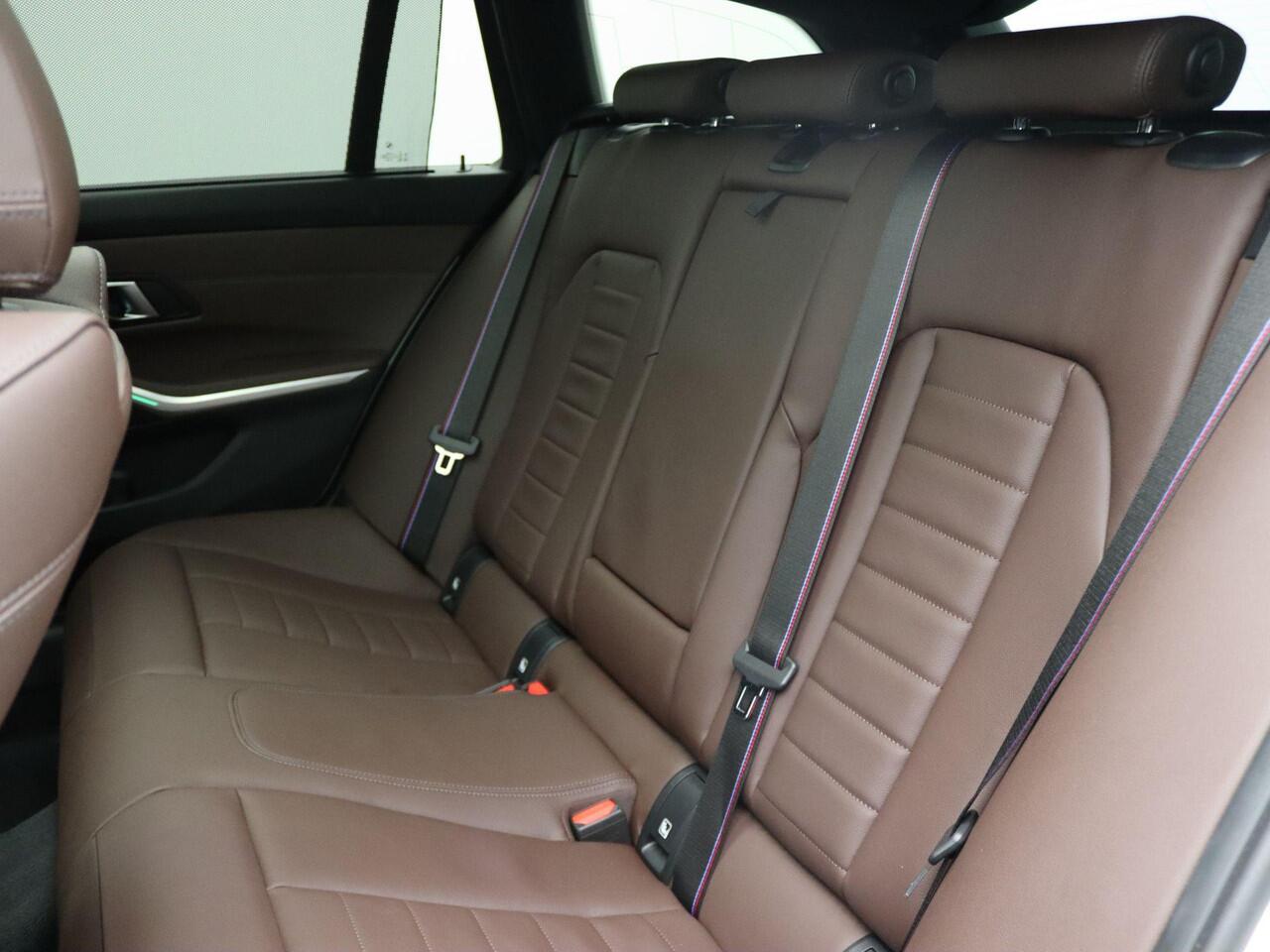 BMW 3-SERIE Touring 318i M Sportpakket Pro | Innovation Pack | Panoramadak | Elek. Stoelen | HIFI | 18"