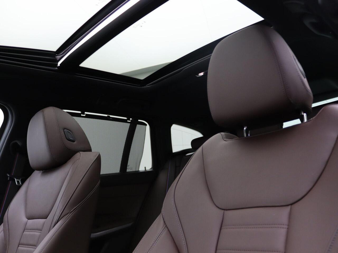 BMW 3-SERIE Touring 318i M Sportpakket Pro | Innovation Pack | Panoramadak | Elek. Stoelen | HIFI | 18"