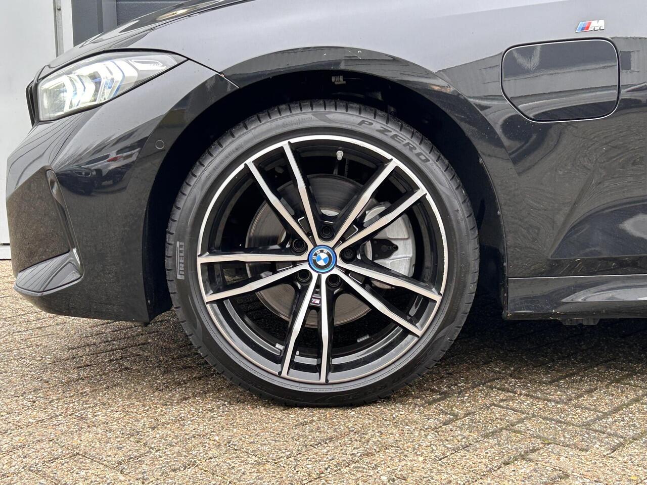 BMW 3-SERIE Touring 320e | M pakket | Pano | H&K | Head Up | LED |