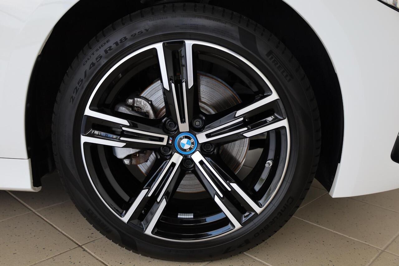 BMW 3-SERIE Sedan 330e | M Sportpakket