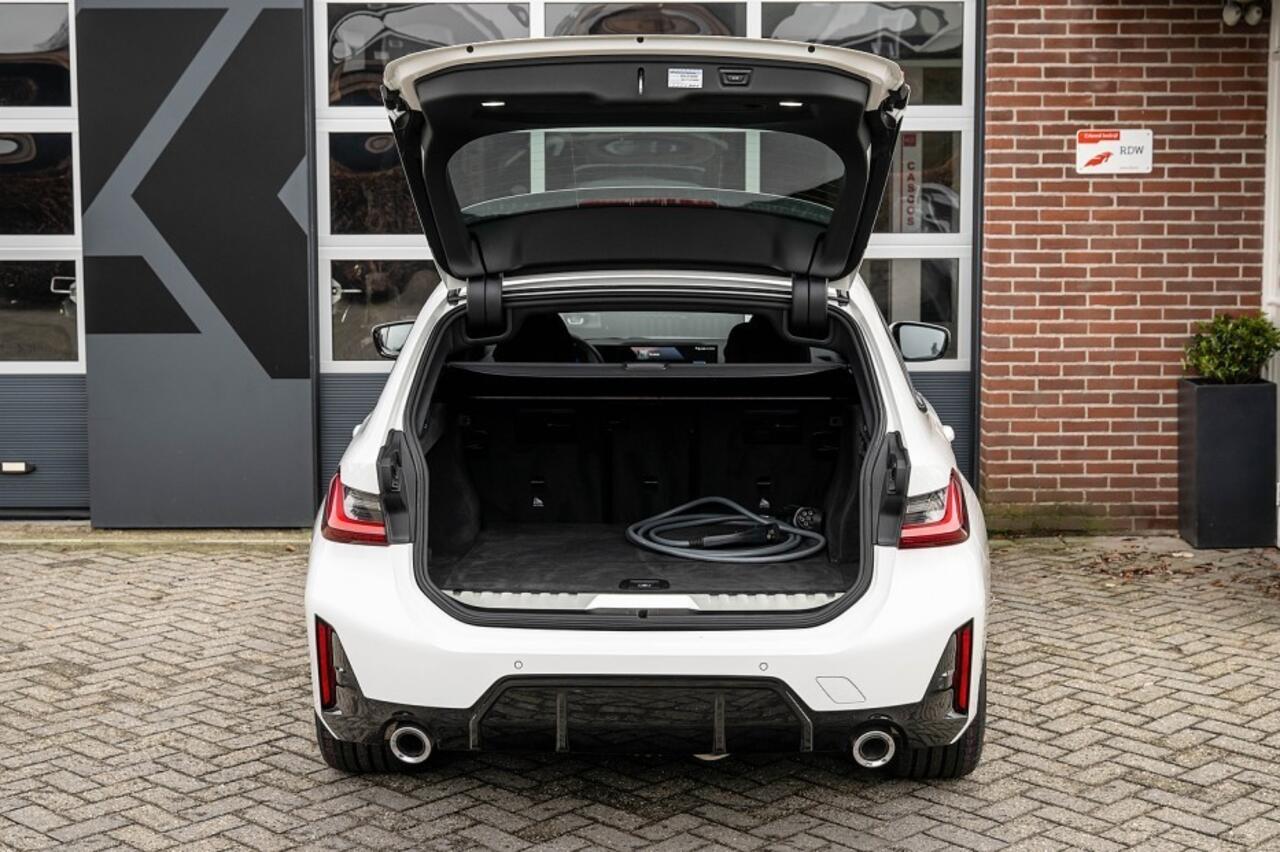 BMW 3-SERIE 330e xDrive M Sport LCI | Facelift | Shadow | Trekhaak | Widescreen | Hifi | Camera | 18' inch |