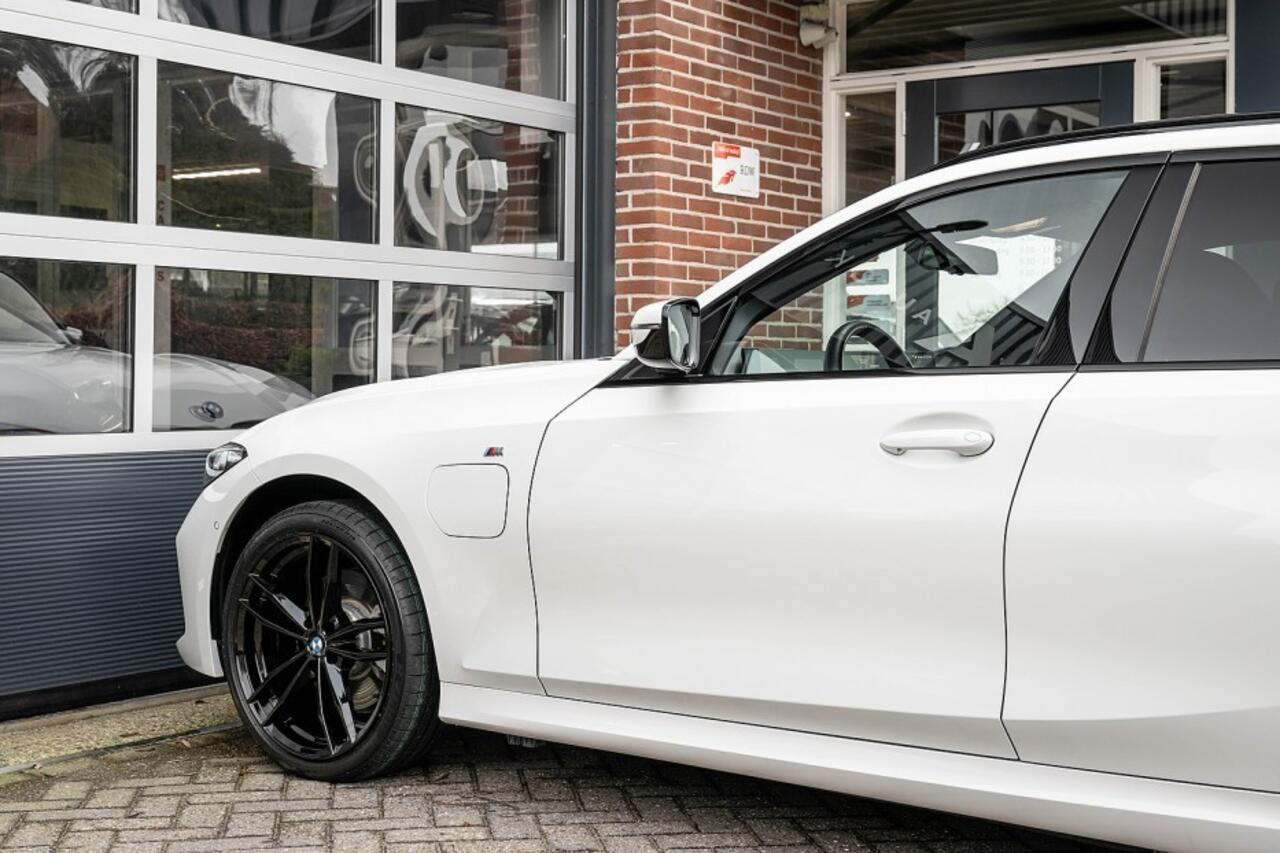 BMW 3-SERIE 330e xDrive M Sport LCI | Facelift | Shadow | Trekhaak | Widescreen | Hifi | Camera | 18' inch |