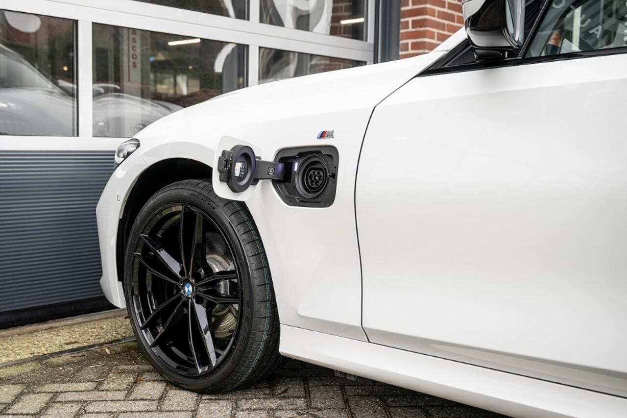 BMW 3-SERIE 330e xDrive M Sport LCI | Facelift | Shadow | Trekhaak | Widescreen | Hifi | Camera | 18' inch |