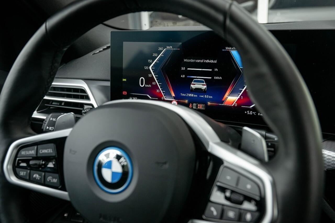 BMW 3-SERIE 330e xDrive M Sport LCI | Facelift | Shadow | Trekhaak | Widescreen | Hifi | Camera | 18' inch |