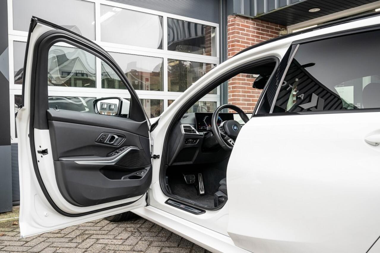 BMW 3-SERIE 330e xDrive M Sport LCI | Facelift | Shadow | Trekhaak | Widescreen | Hifi | Camera | 18' inch |