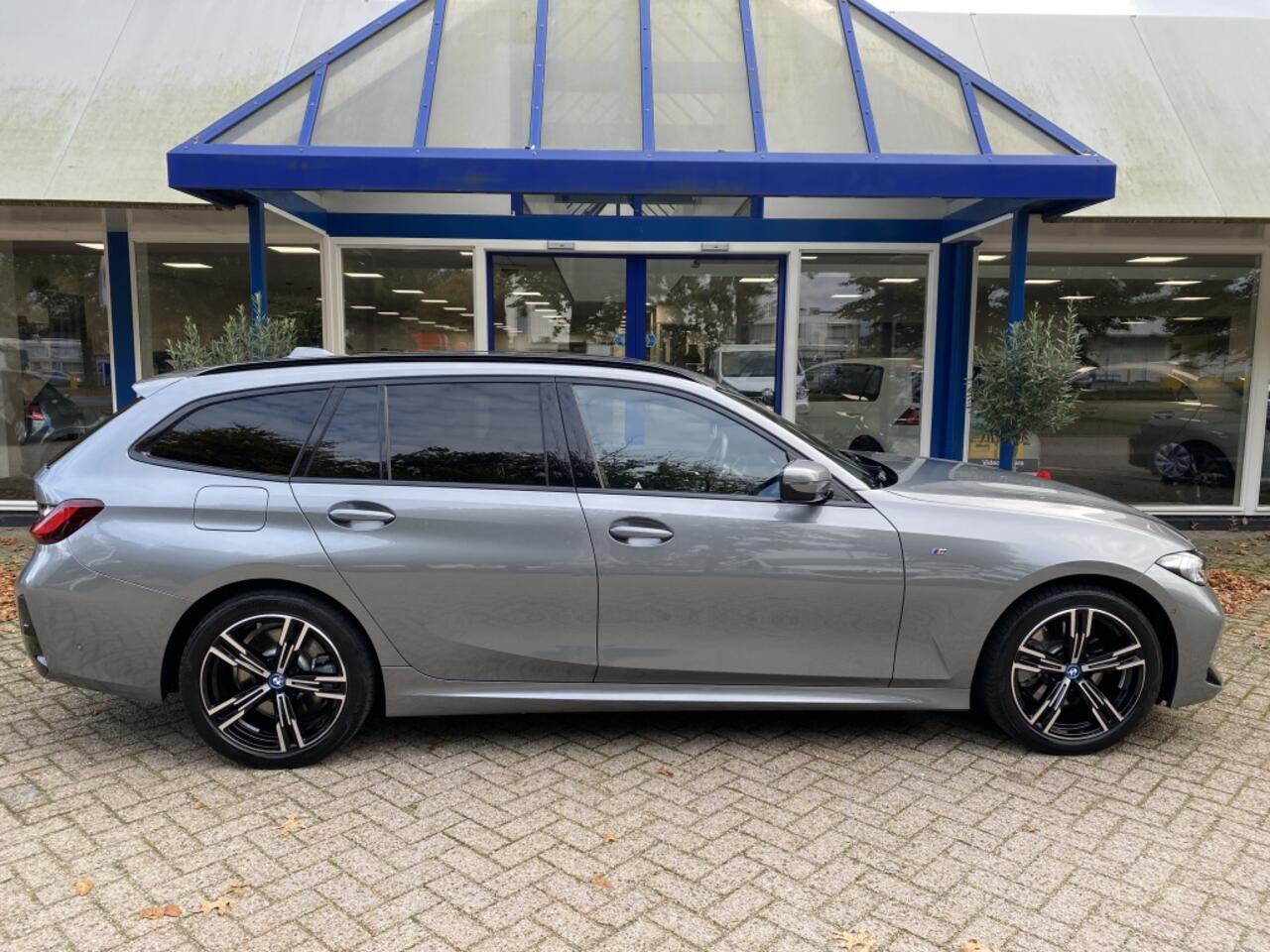 BMW 3-SERIE Touring 320e / M-pakket / Stuur + stoelverwarming / Elek Trekhaak