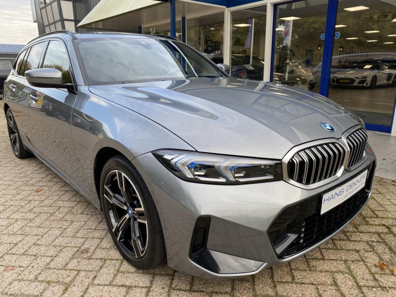 BMW 3-SERIE Touring 320e / M-pakket / Stuur + stoelverwarming / Elek Trekhaak