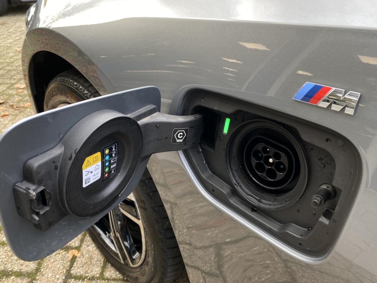 BMW 3-SERIE Touring 320e / M-pakket / Stuur + stoelverwarming / Elek Trekhaak