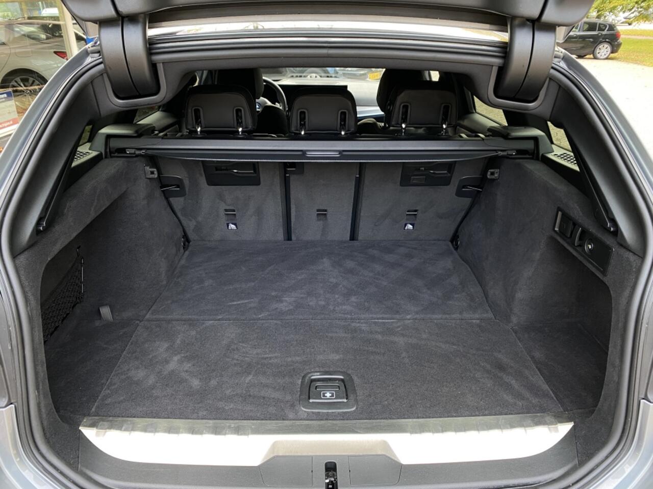 BMW 3-SERIE Touring 320e / M-pakket / Stuur + stoelverwarming / Elek Trekhaak