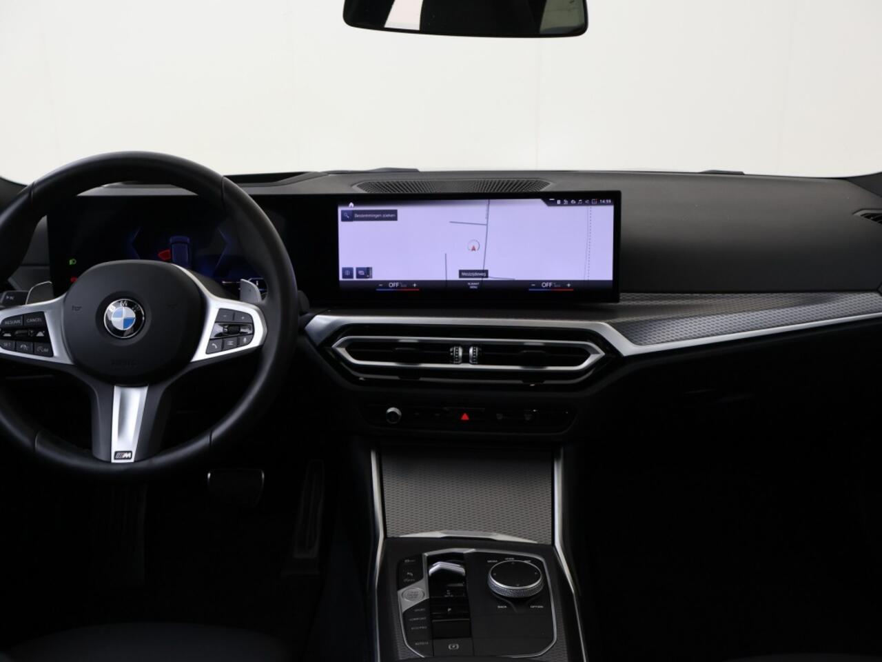 BMW 3-SERIE Touring 318i M Sport / Pano / 19 inch / Adap. Cruise / Géén Afleverkost