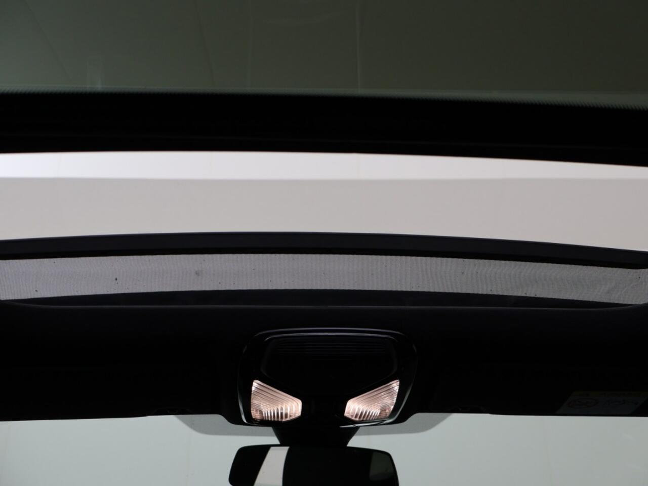 BMW 3-SERIE Touring 318i M Sport / Pano / 19 inch / Adap. Cruise / Géén Afleverkost