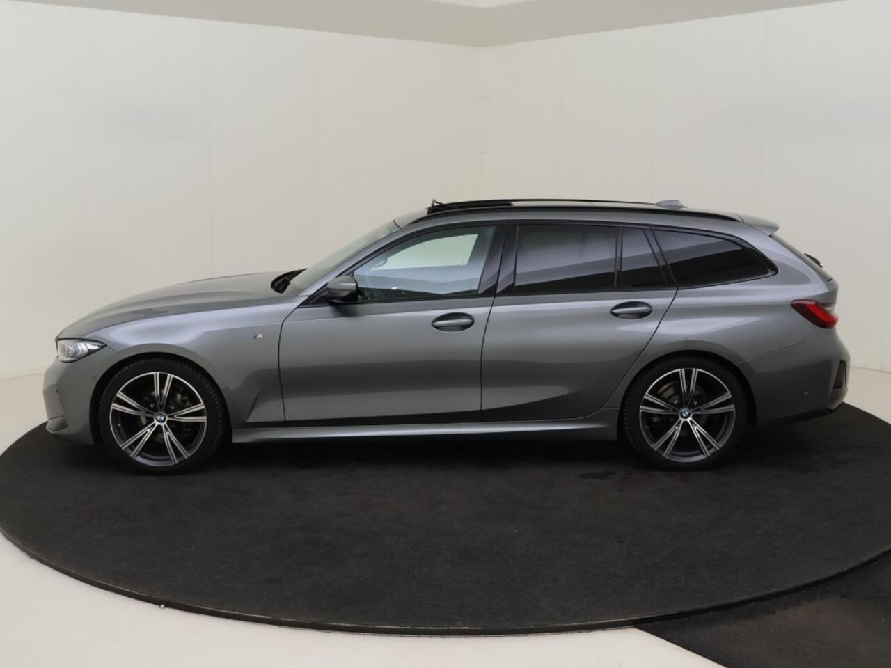 BMW 3-SERIE Touring 318i M Sport / Pano / 19 inch / Adap. Cruise / Géén Afleverkost
