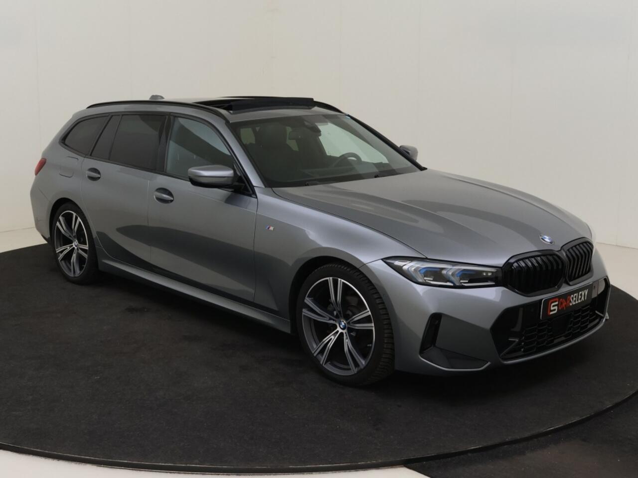 BMW 3-SERIE Touring 318i M Sport / Pano / 19 inch / Adap. Cruise / Géén Afleverkost