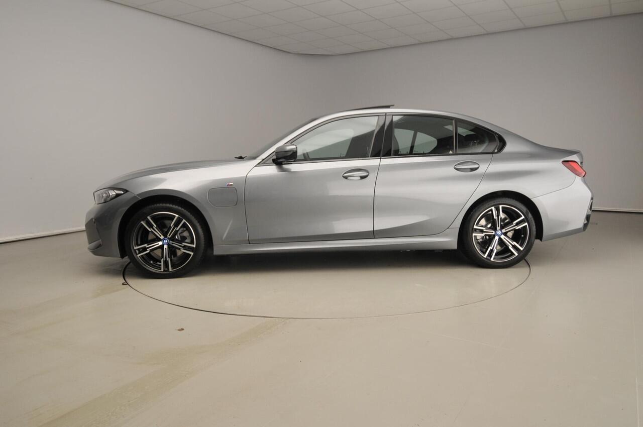 BMW 3-SERIE Sedan 320e | M-Sportpakket | LED | Navigatie | Schuifdak | Sportstoelen | Shadow line | DAB | Alu 18 inch