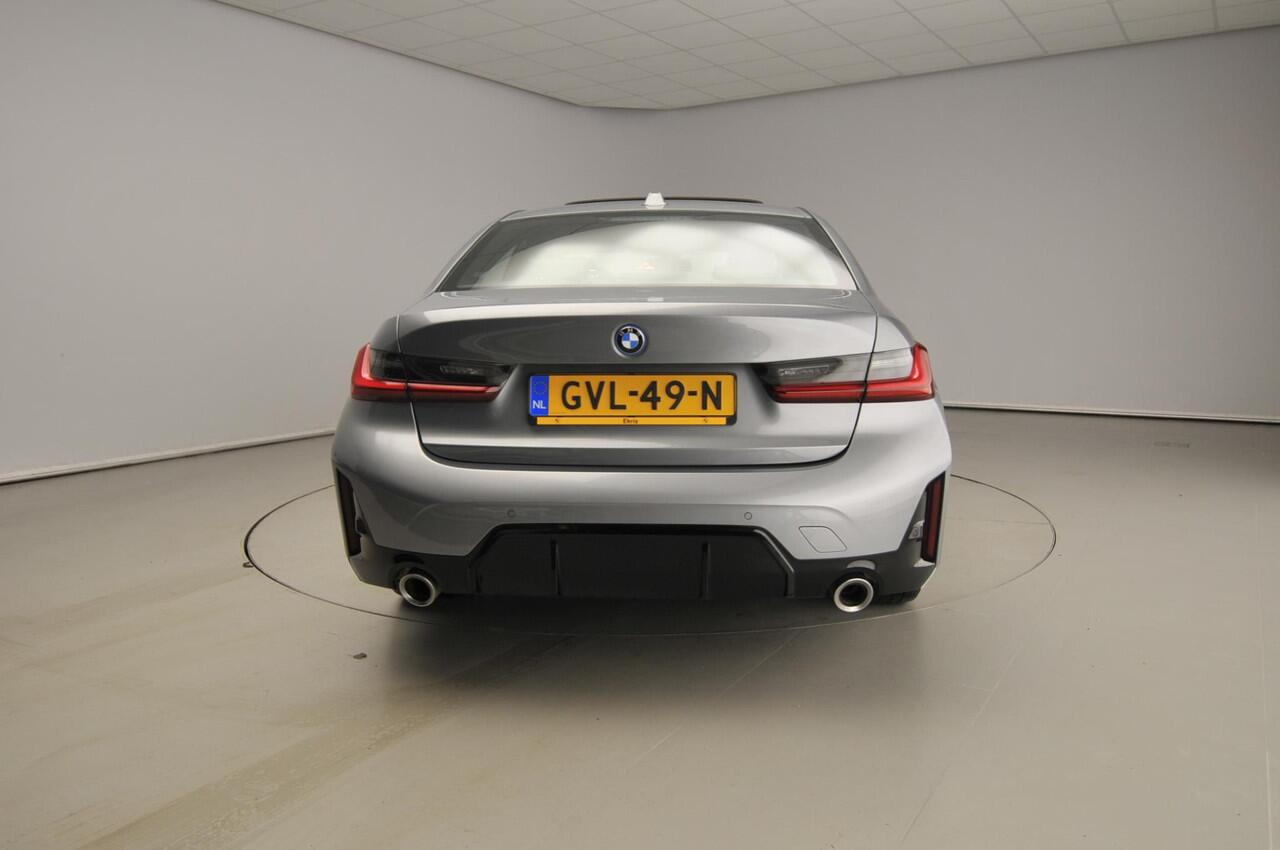 BMW 3-SERIE Sedan 320e | M-Sportpakket | LED | Navigatie | Schuifdak | Sportstoelen | Shadow line | DAB | Alu 18 inch