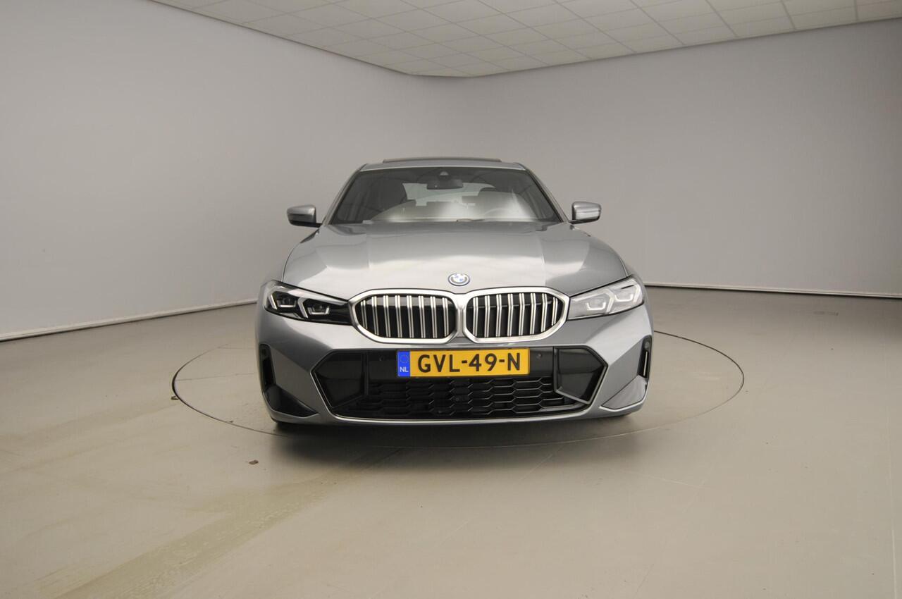 BMW 3-SERIE Sedan 320e | M-Sportpakket | LED | Navigatie | Schuifdak | Sportstoelen | Shadow line | DAB | Alu 18 inch