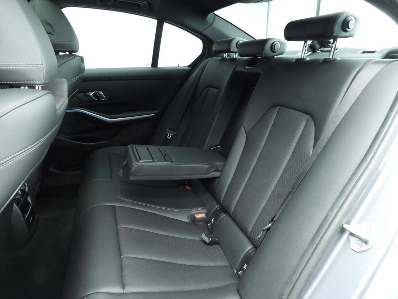 BMW 3-SERIE Sedan 320e | M-Sportpakket | LED | Navigatie | Schuifdak | Sportstoelen | Shadow line | DAB | Alu 18 inch